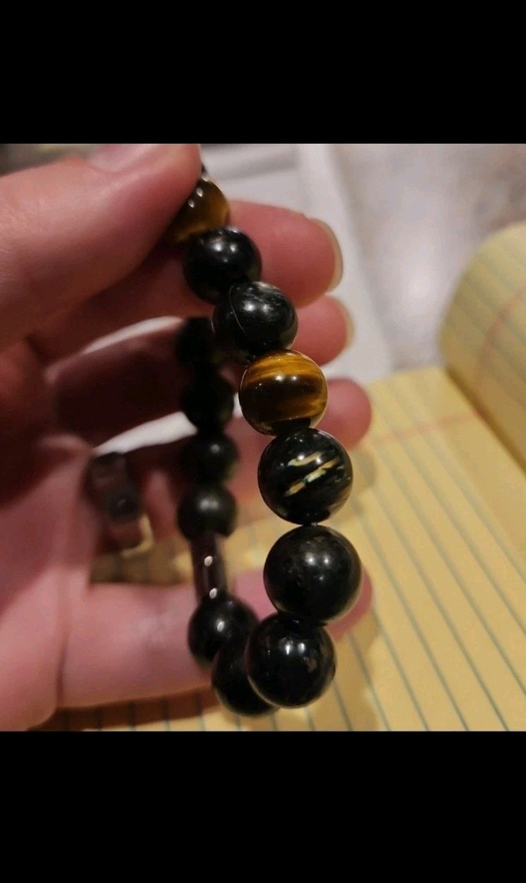 Nuumite W/ Tigers Eye Bracelet W/ magnetic clasp! Size 7.5 – 10mm beads.