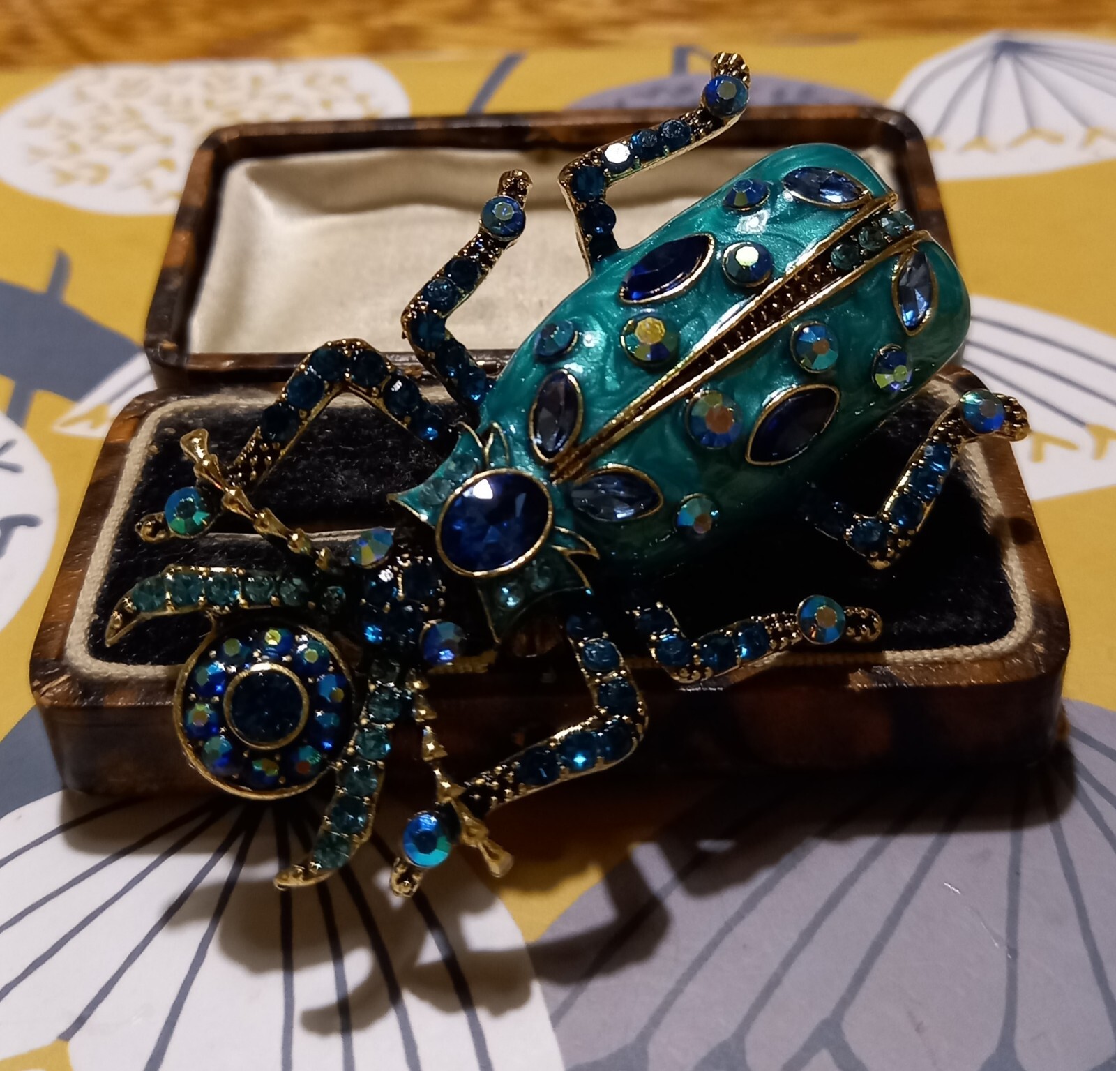 VINTAGE STYLE GOLDTONE TEAL COLOURED ABSTRACT INSECT BROOCH
