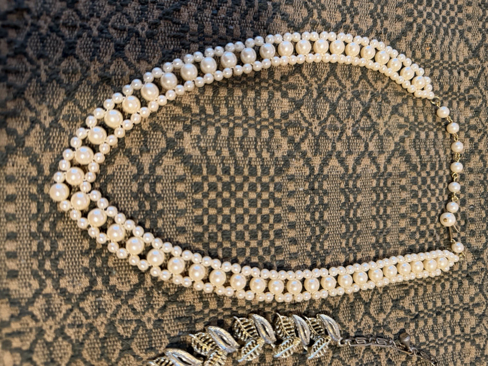Lot of 2 Necklaces: White Round Pearl Beaded & Silver-Tone Leaf Bar Link