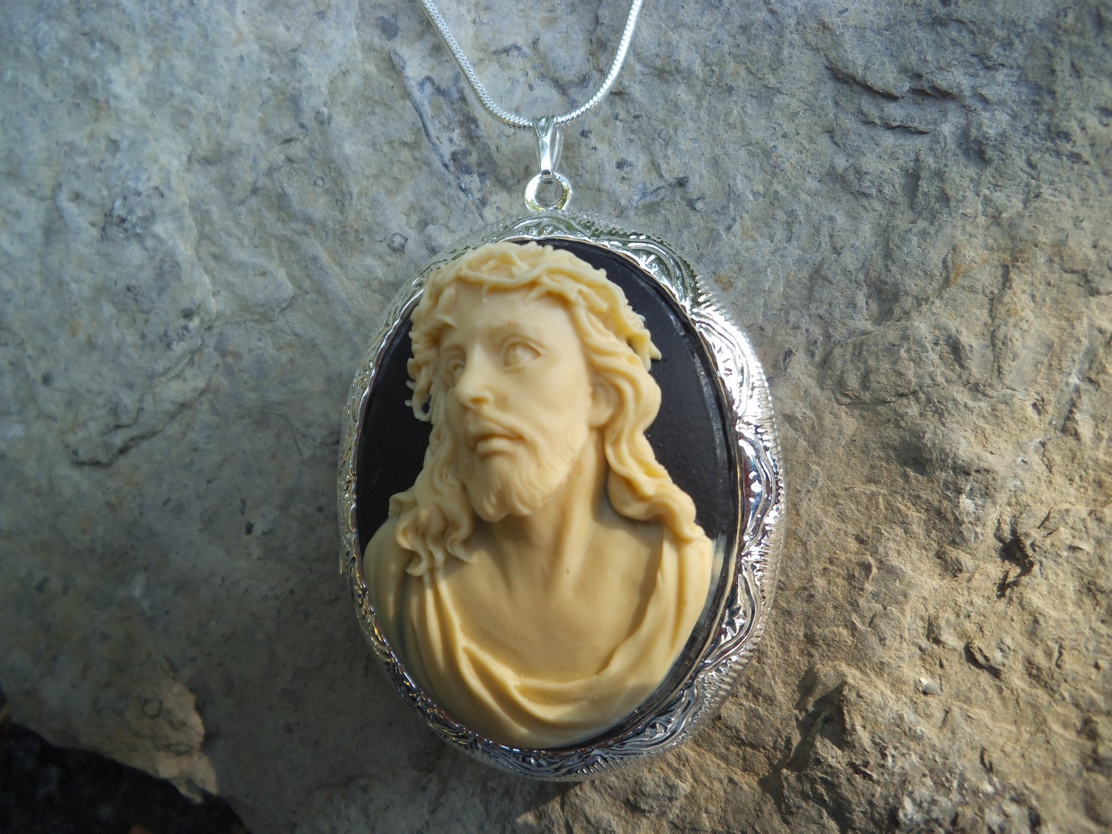 JESUS CAMEO LOCKET NECKLACE – CROWN OF THORNS – CHRISTMAS, EASTER, GIFT