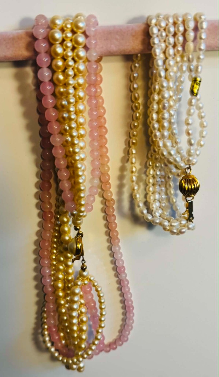 Necklas and bracelet. Costume pearl. Pretty in pink and white. Vintage beauty