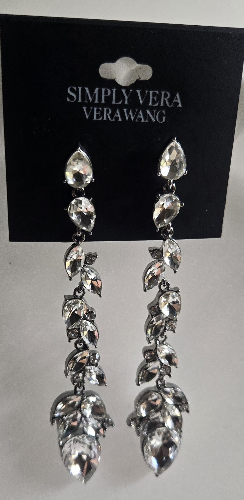 NEW IMPRESSIVE VERA WANG SIMPLY VERA DANGLING DROP EARRING BRIDAL, ANY OCCASION