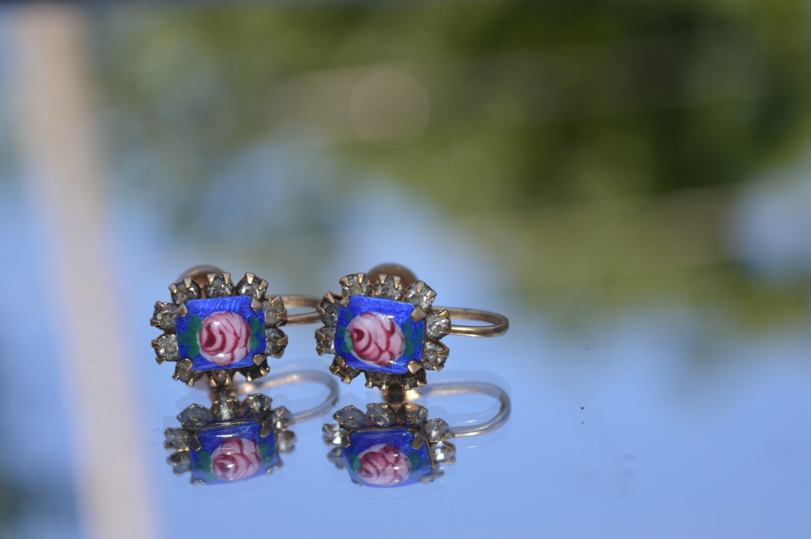 Vtg BLUE ENAMEL Swirl Flower Ceramic ?? painted Screw back earrings ”NICE”