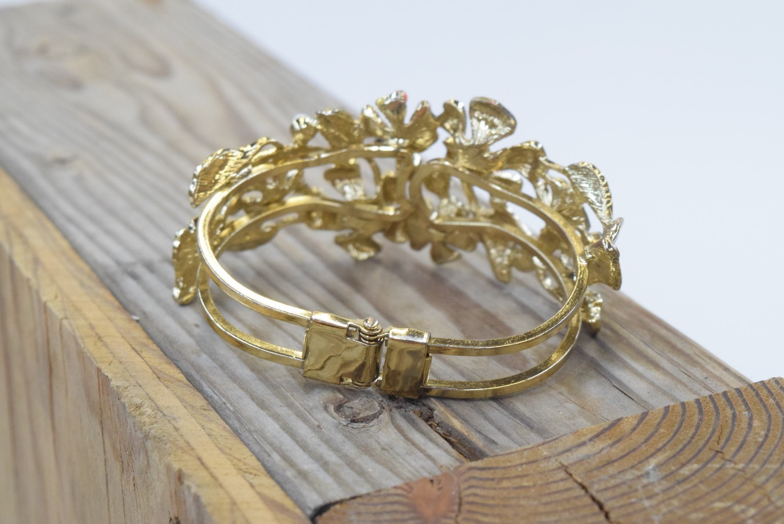WOMEN’S COLORFUL BROCHE STYLE FASHION BRACELET.