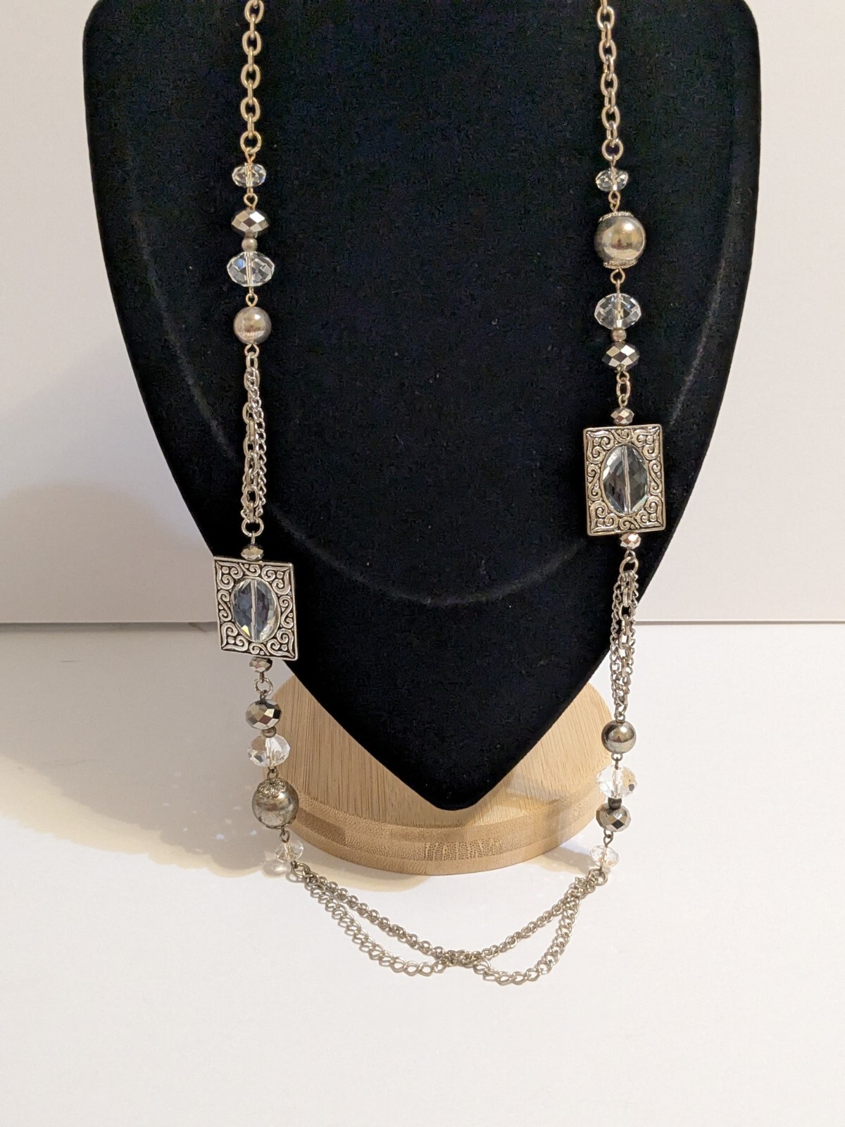 Etched Metal & Acrylic Gray/Clear Faceted Beads Silver Tone Pendant Necklace 29″