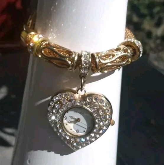 Gold Tone Large 1.5″ Heart Clock Charm Bracelet..Very Pretty