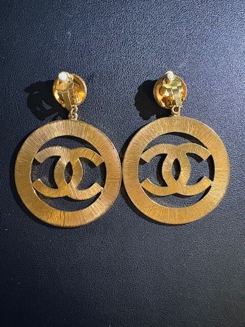 Chanel cc gold logo sunburst earrings 1992 vintage – Rihanna has a pair of these