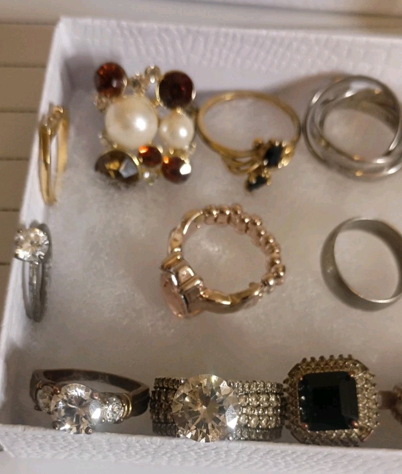 Lot of 19 Vintage To modern costume jewelry rings, mixed materials