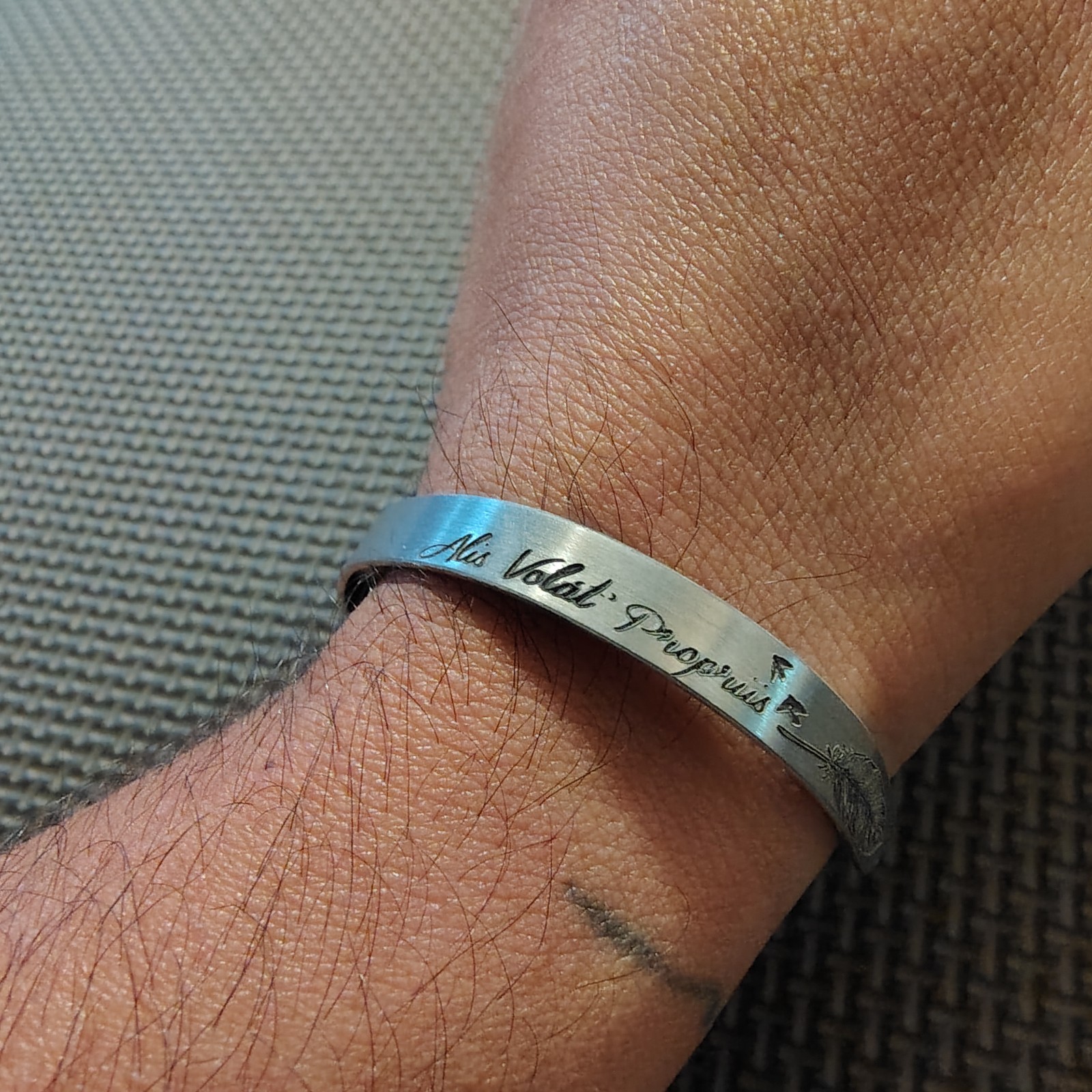 HANDMADE CUSTOM Aluminum Alis Volat Propriis Engraved Cuff Bangle Bracelet 6mm