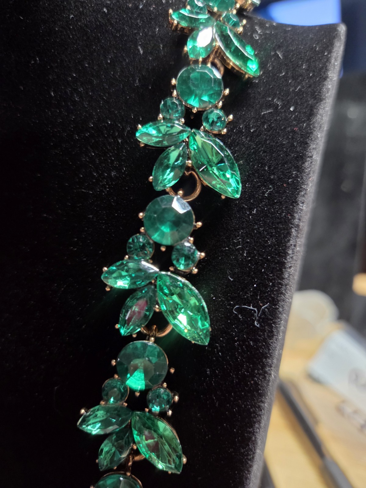 Gold Tone Emerald Green Acrylic Rhinestone Floral Necklace 18-20.5″