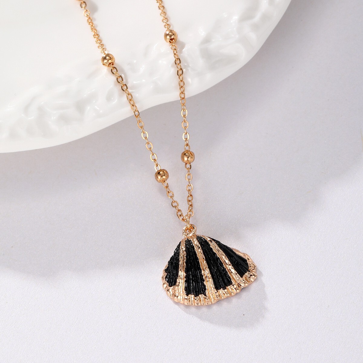 Hand painted Seashell Pendant Necklace Gold Black Clam Shell Womens New