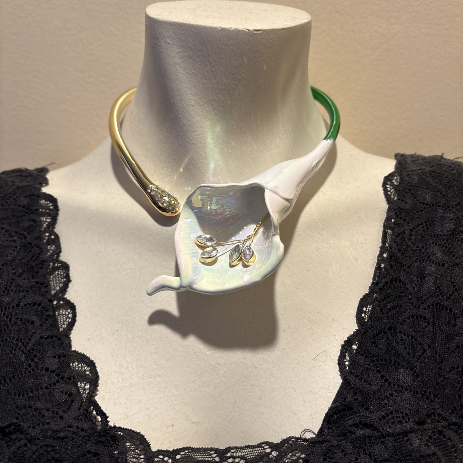 NWT BETSEY JOHNSON Calla Lily Collar Necklace Floral Design Crystals MSRP $128