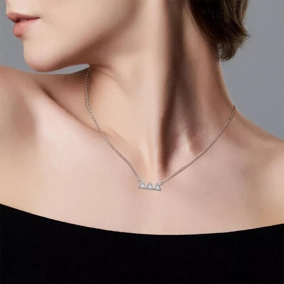 Stunning Three-Stone Women’s Charm Pendant In 1.50Ct Round Cut Simulated Diamond