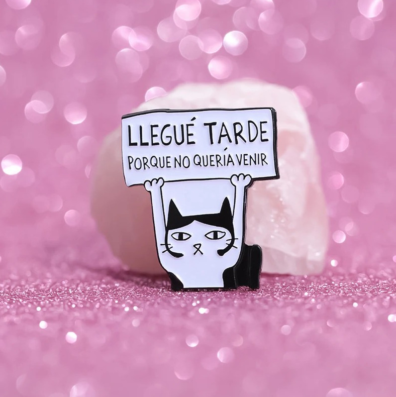 1pcs ‘Llegue Tarde Porque No Queria Venir’ Funny Animal Enamel Pin Badge – NEW
