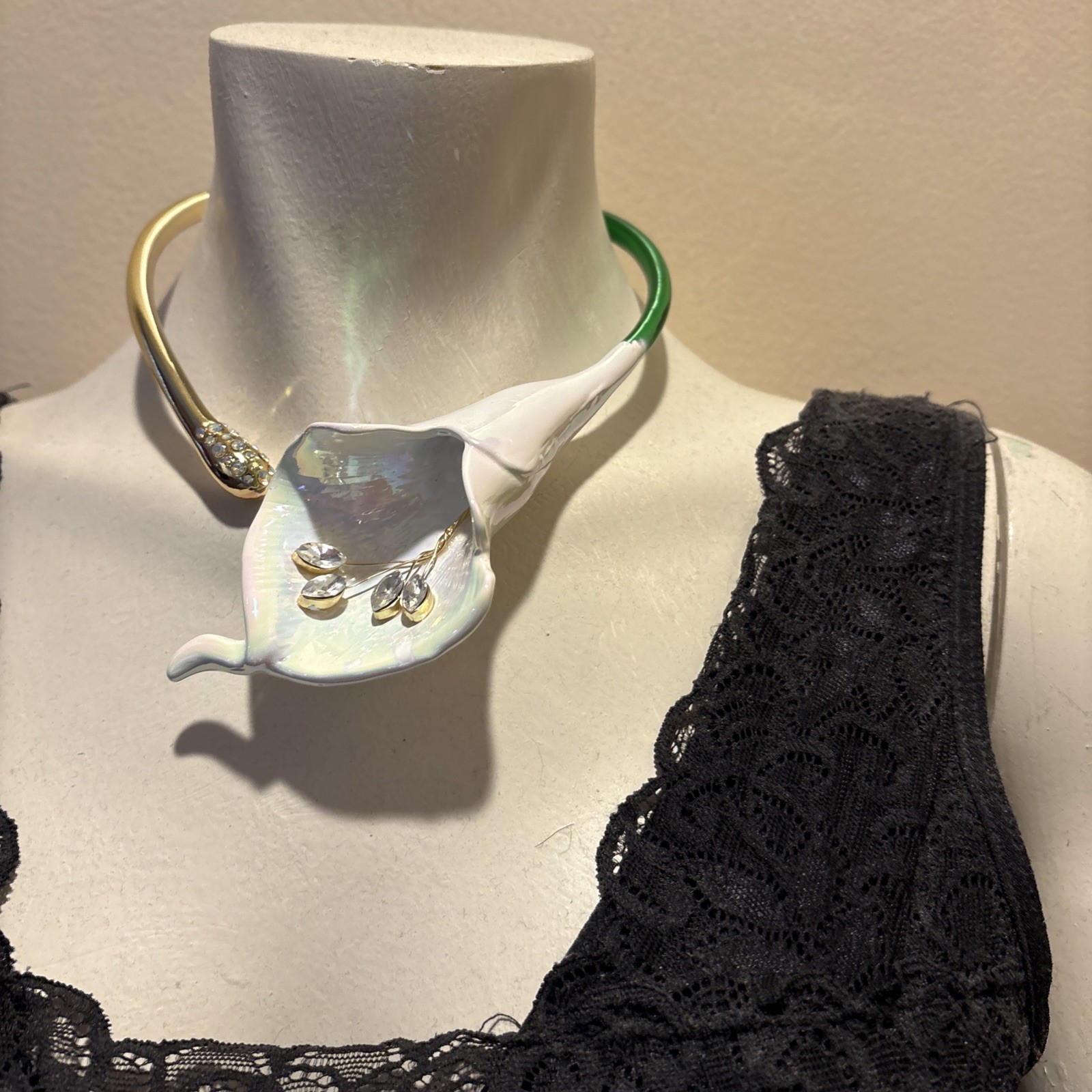 NWT BETSEY JOHNSON Calla Lily Collar Necklace Floral Design Crystals MSRP $128