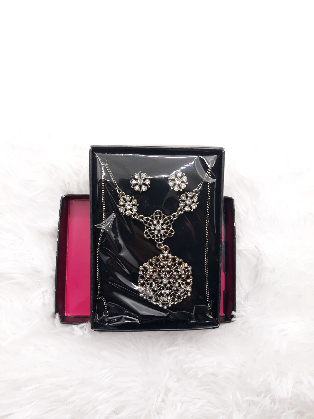 AVON FANCY FILIGREE NECKLACE AND EARRING GIFT SET (BURNISHED GOLDTONE) SEALED!!!