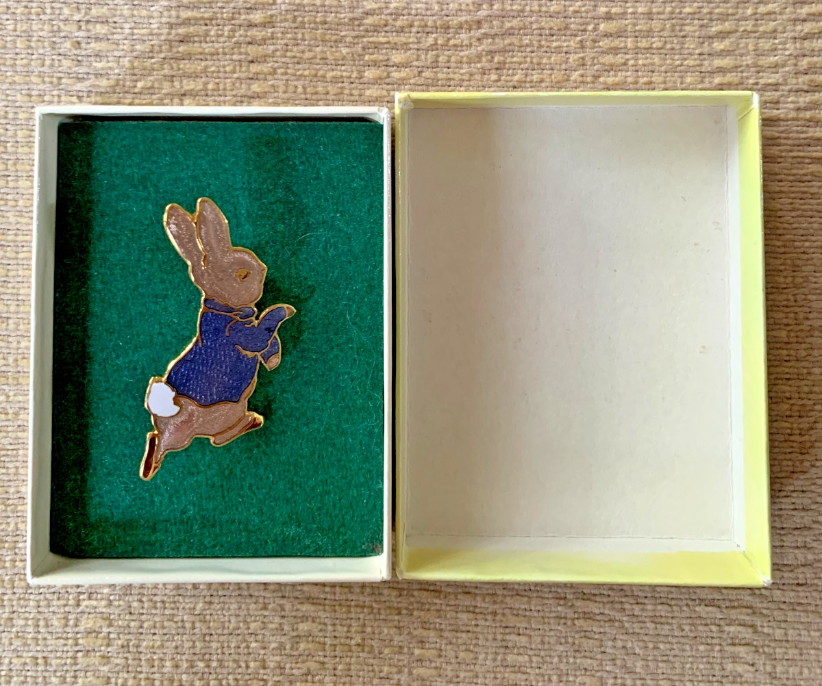 Beatrix Potter Peter Rabbit Enameled 22k Gold Plated Brooch by Fish Crown 1992