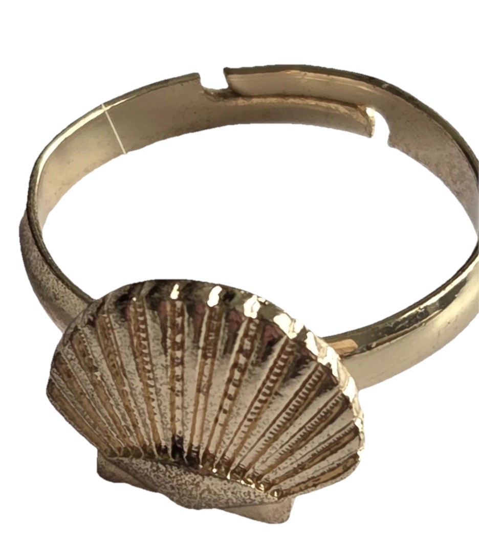 Seashell Woman’s Ring In Gold Tone In Size 6.5/ Very Good Used Condition