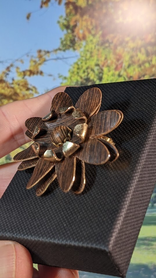 Vintage 60s 70s Wood Effect Floral Alloy Brooch, in Box. 44mm
