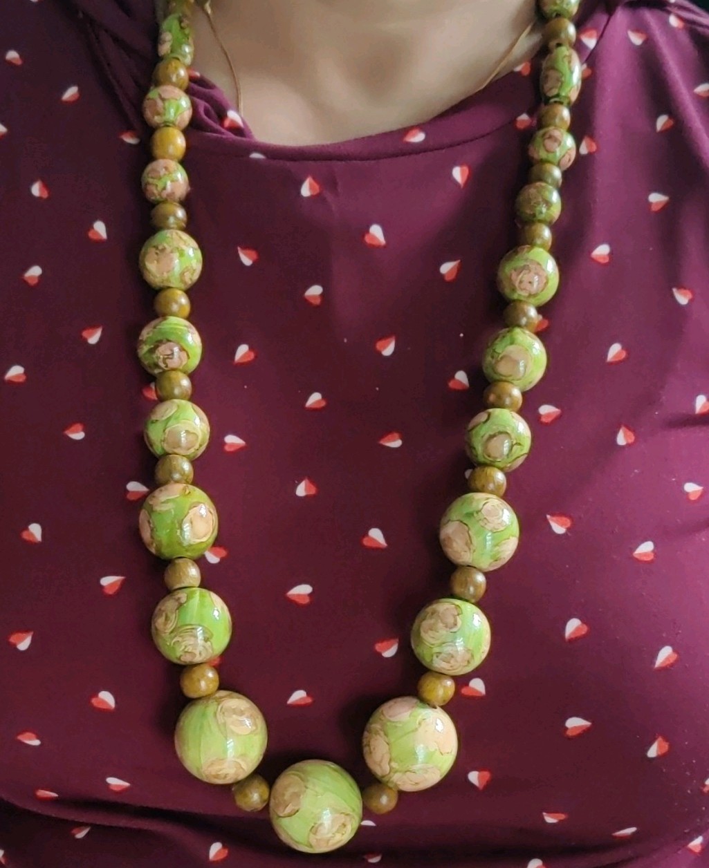 Green Plastic Beaded Necklace Strand w/ Round Beads, Hook Clasp, No Stone