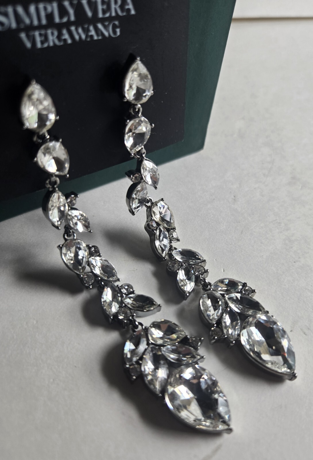 NEW IMPRESSIVE VERA WANG SIMPLY VERA DANGLING DROP EARRING BRIDAL, ANY OCCASION