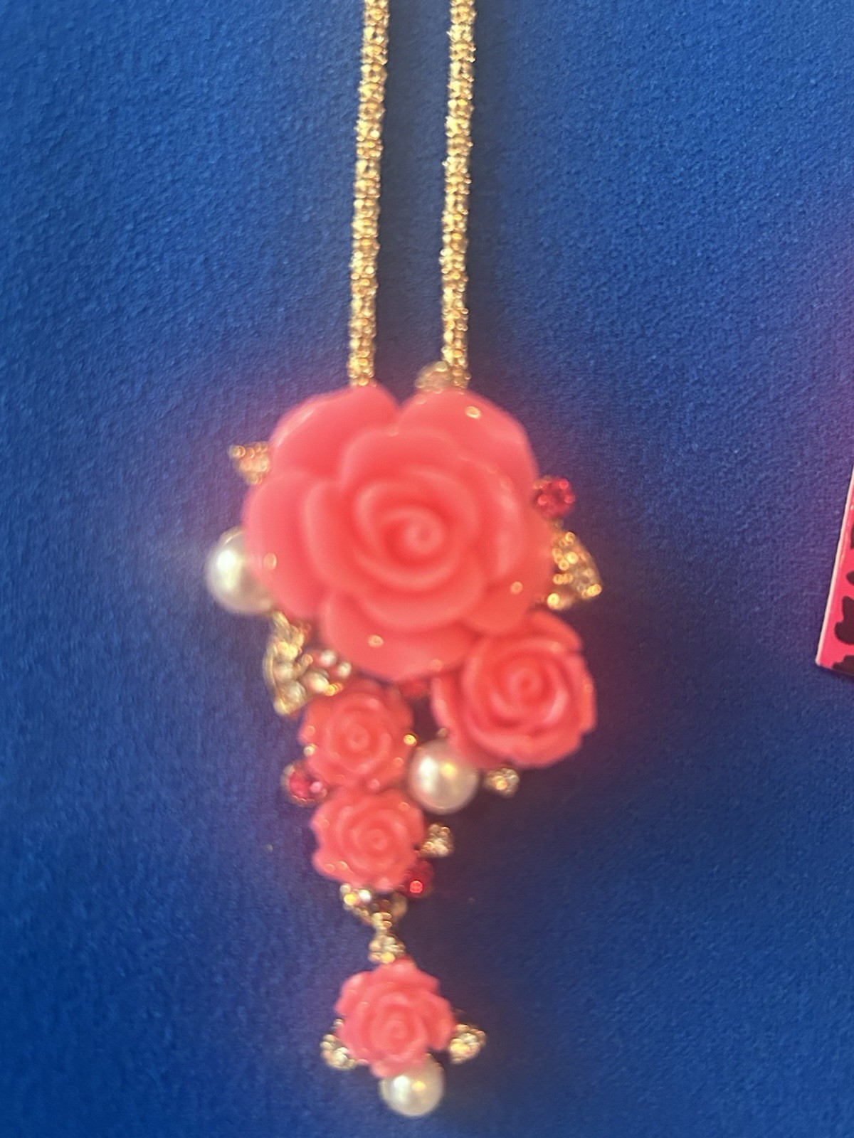 NWT BETSY JOHNSON Gold Tone Pendant Necklace – Rose And Pearl Design