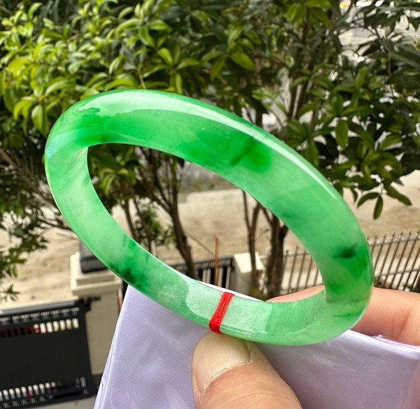 Grade A Natural Green Jadeite Bangle Icy Vivid Green Fine Jewelry Bracelet 59mm