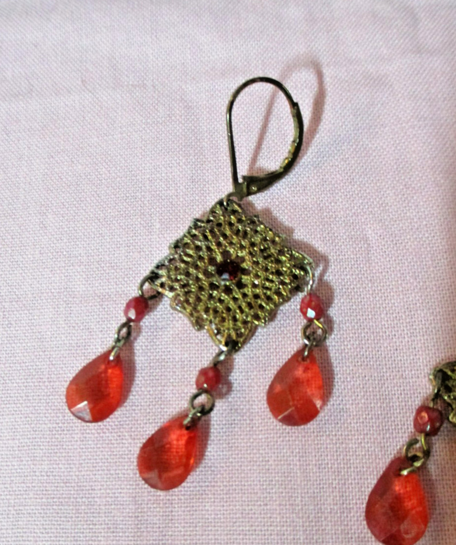 3 Stone Dangle Earrings Gold Tone Filigree Leverback Darker Center Stone No Mark