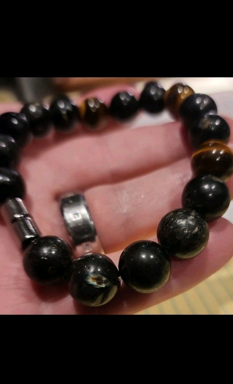 Nuumite W/ Tigers Eye Bracelet W/ magnetic clasp! Size 7.5 – 10mm beads.