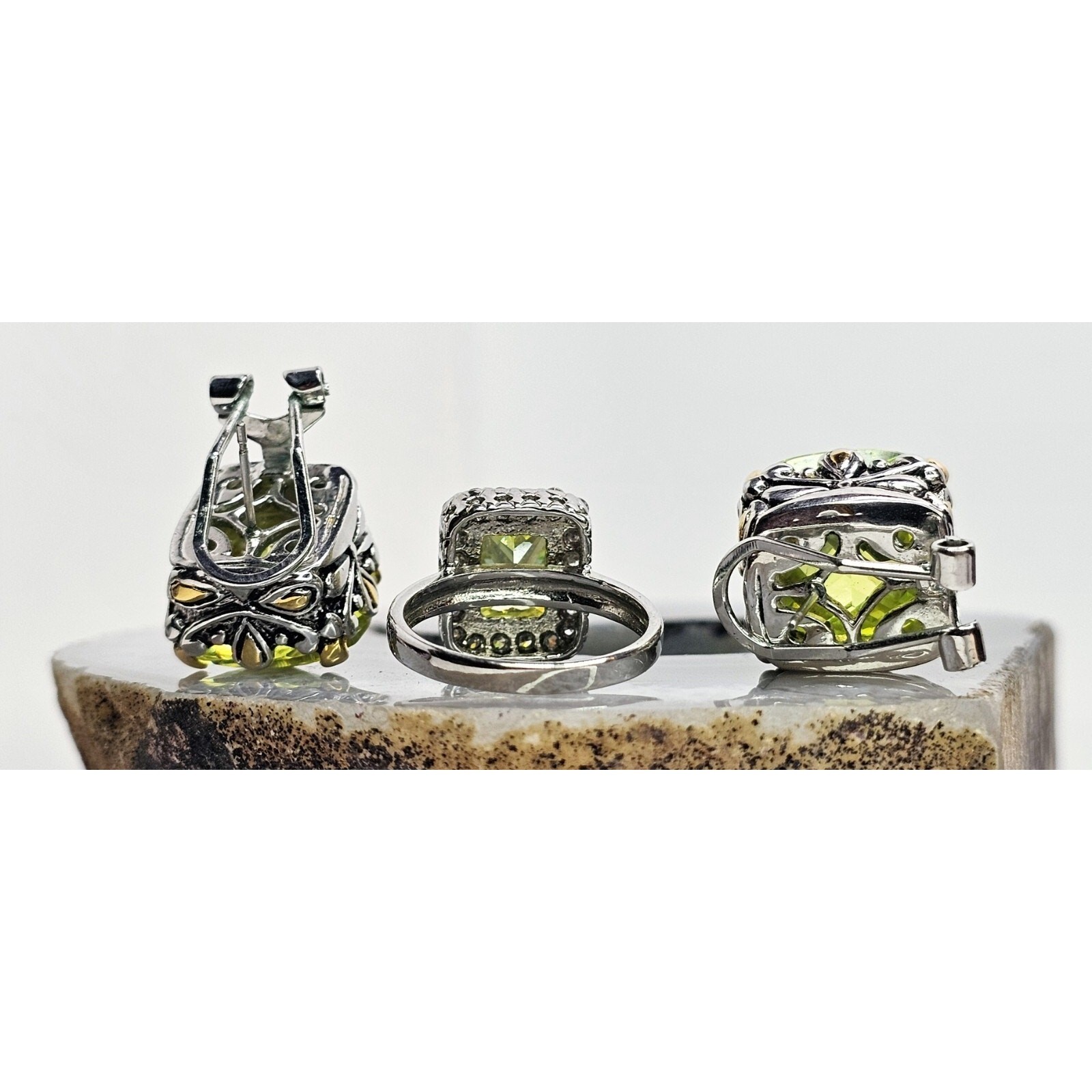Costume Silver Tone – Green Stone Earrings & Ring Set – High Quality – Ring SZ 7