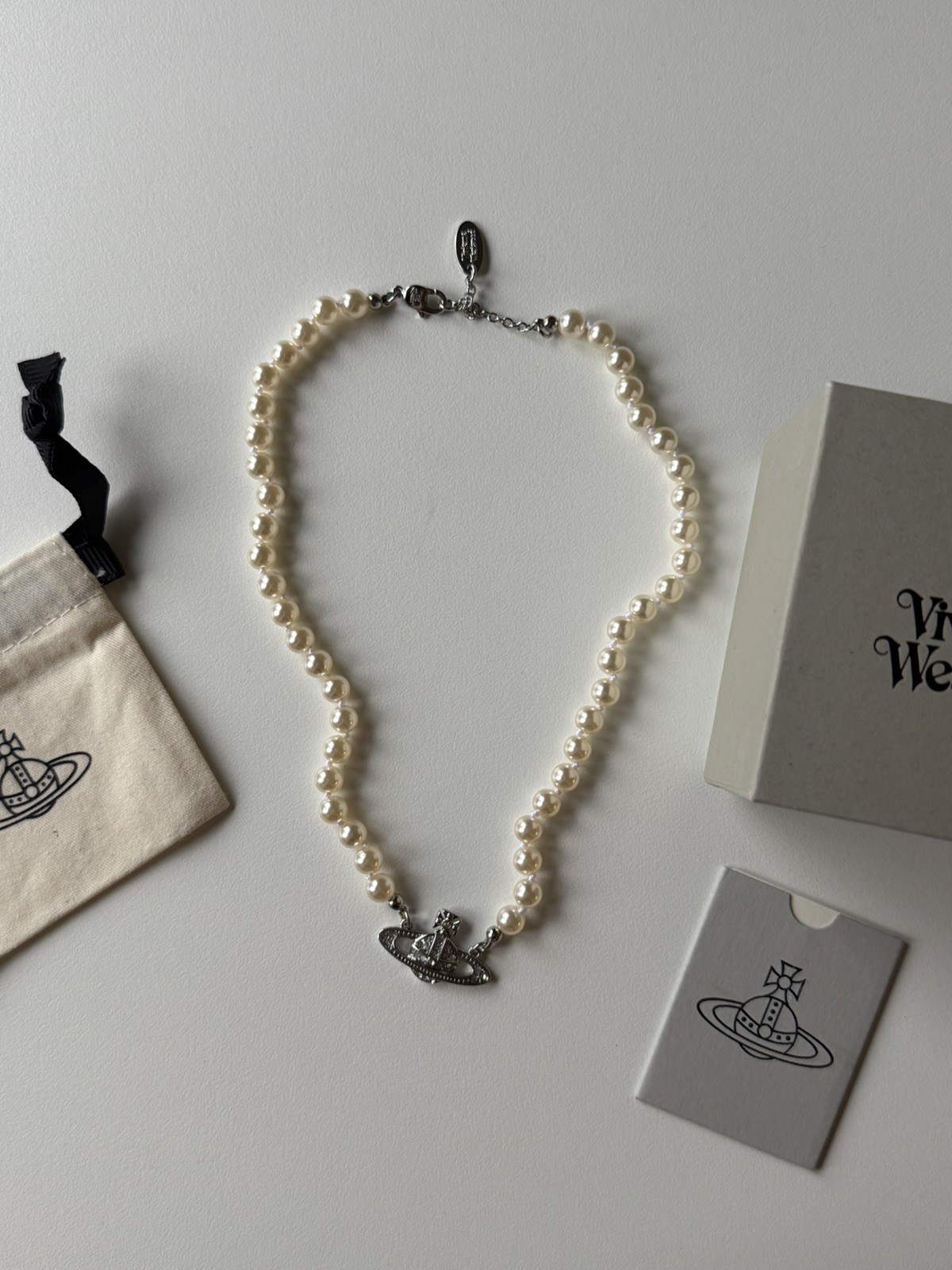 VW Mini Bas Relief Pearl Choker – Silver