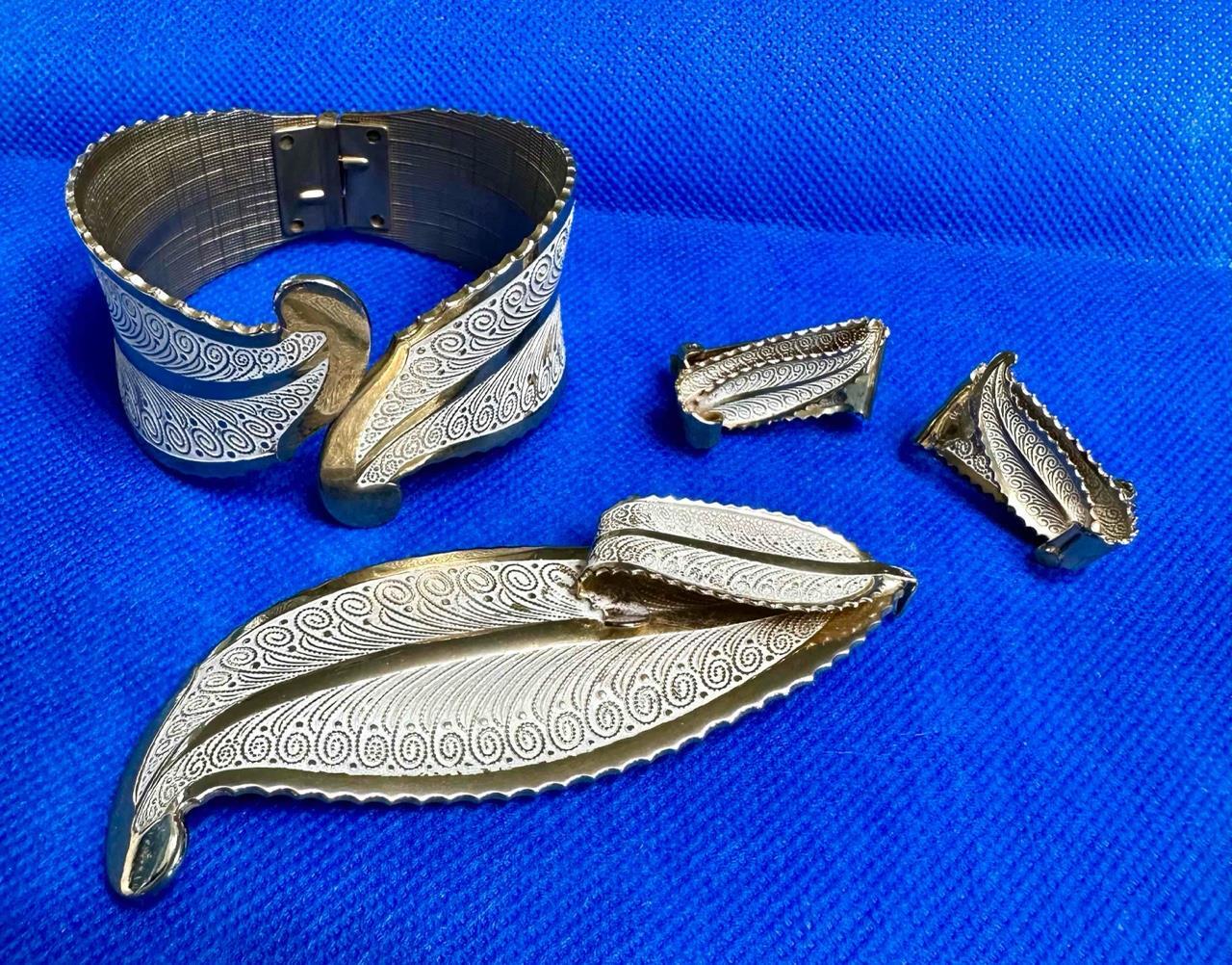 Vntg 3 Piece Gold Tone & Enamel Hinged Bracelet, Brooch & Clip On Earrings Set