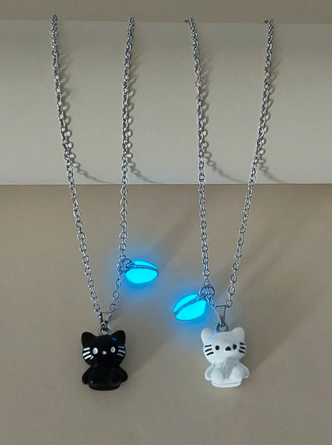 2PCS Couple Necklace Glow In The Dark Kitten Pendant Magnetic Gift Fot Her BFF