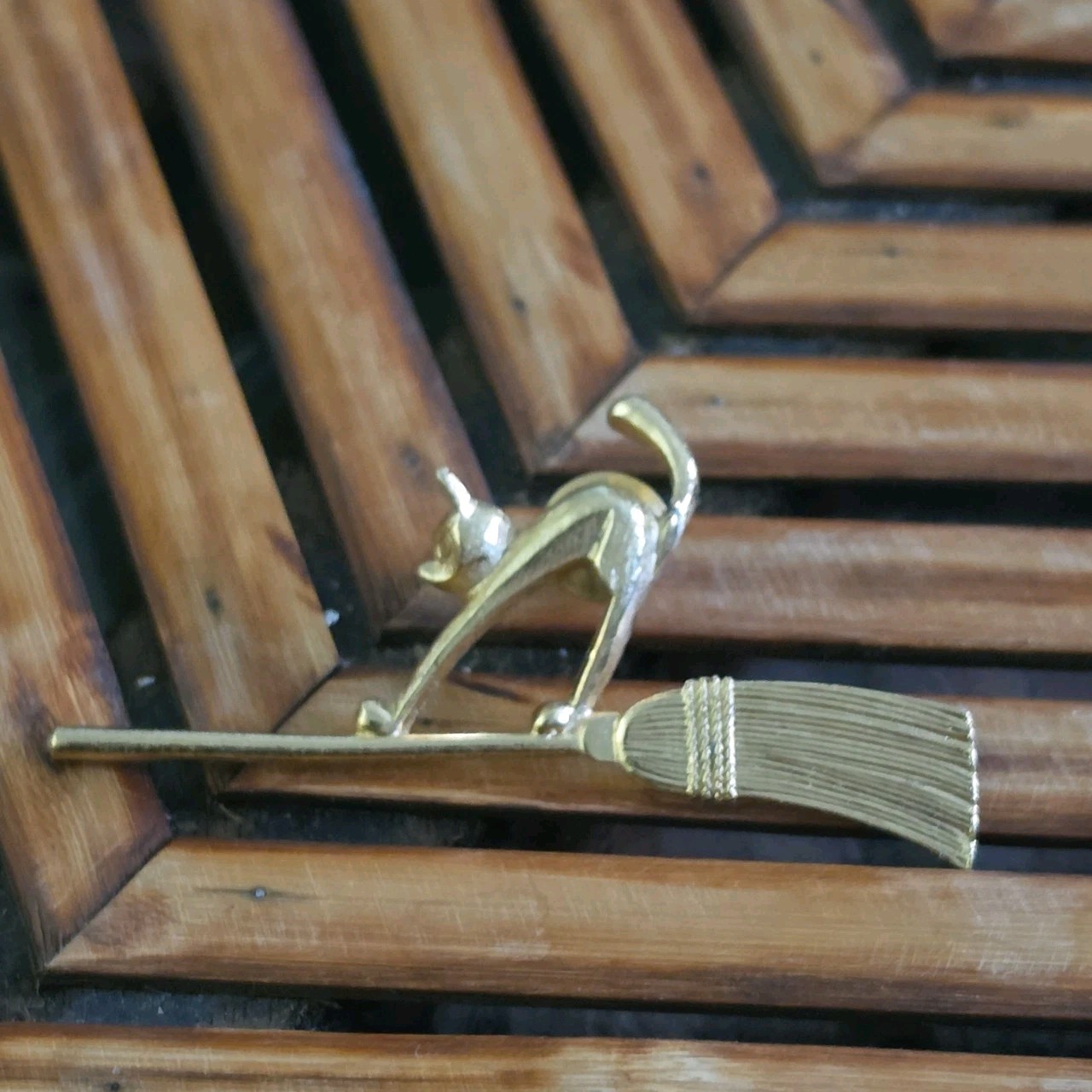 VTG Avon Gold Tone Cat Flying On Broom Brooch Costume Jewelry No Box