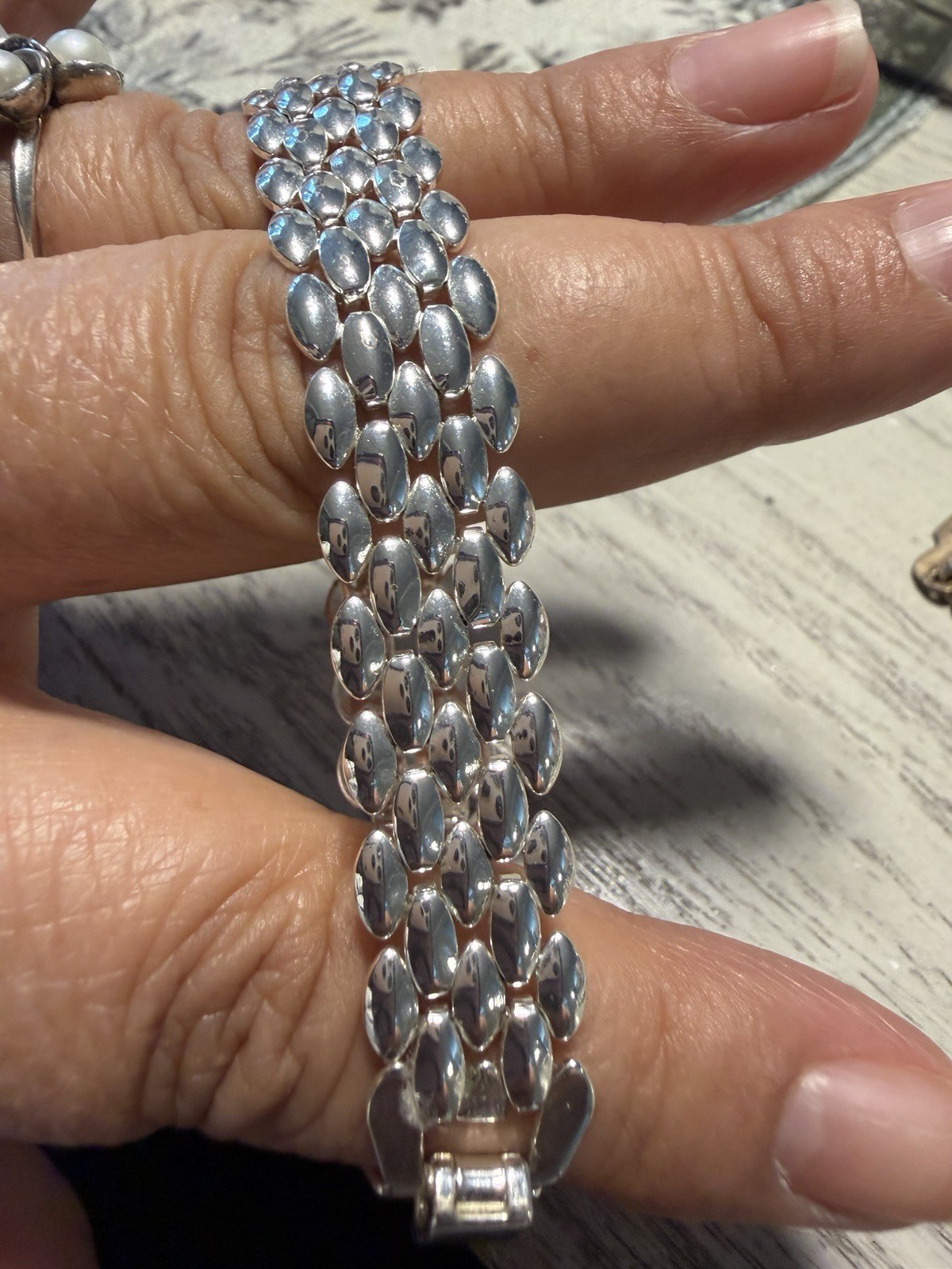 Napier Wide Silver Tone Metal Mesh Link Chain Bracelet Box Clasp 7 in No Stone