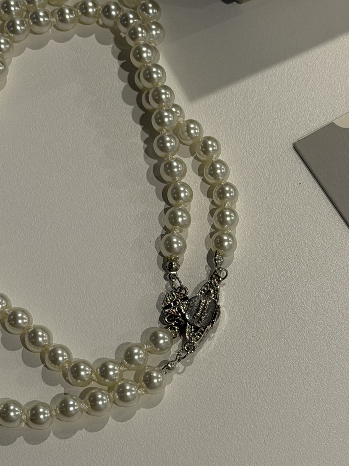 VW Two Row Pearl Bas Relief Choker – Silver