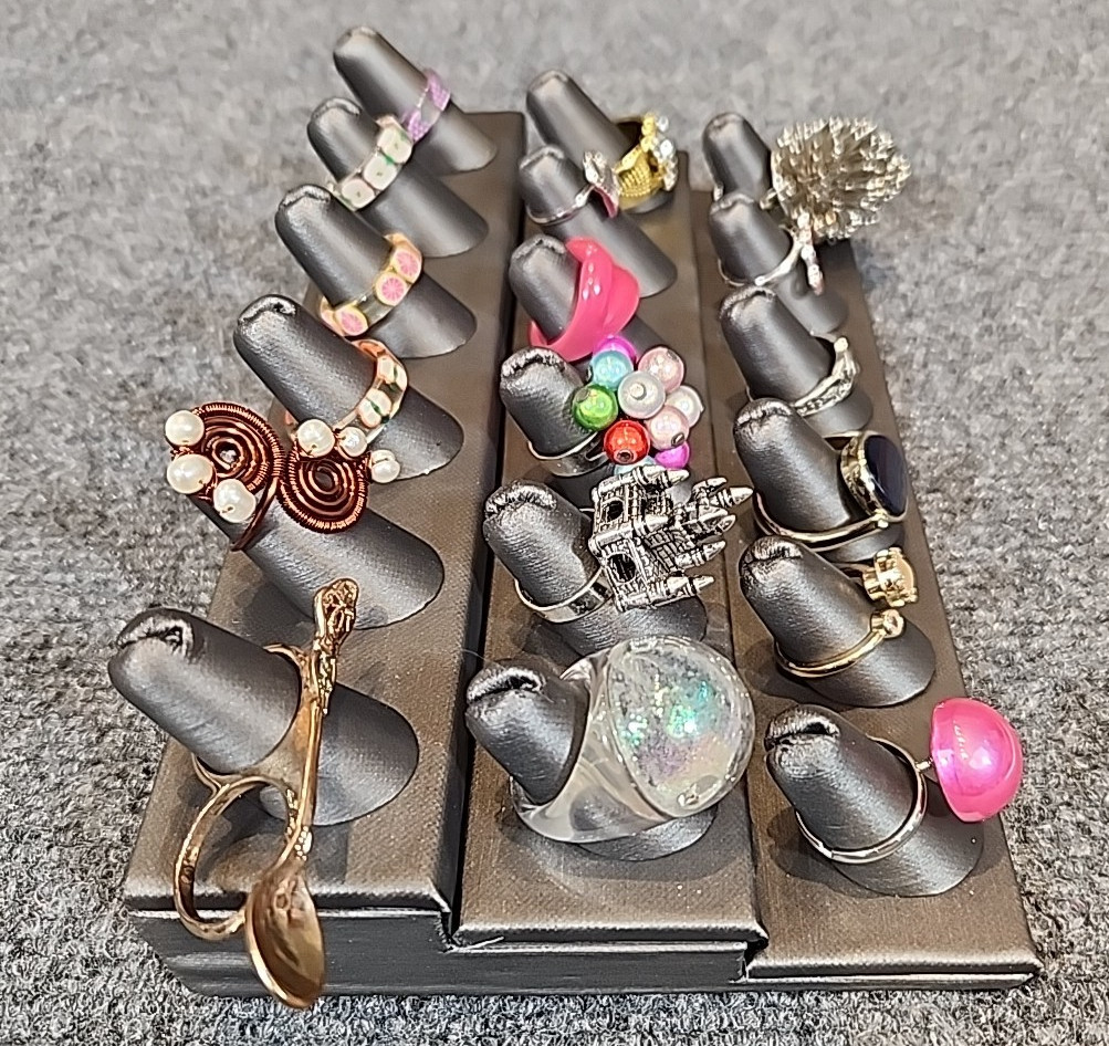 Jewelry 18 Whimsical Rings Adjusts Sized Stretch See Description Lot #220