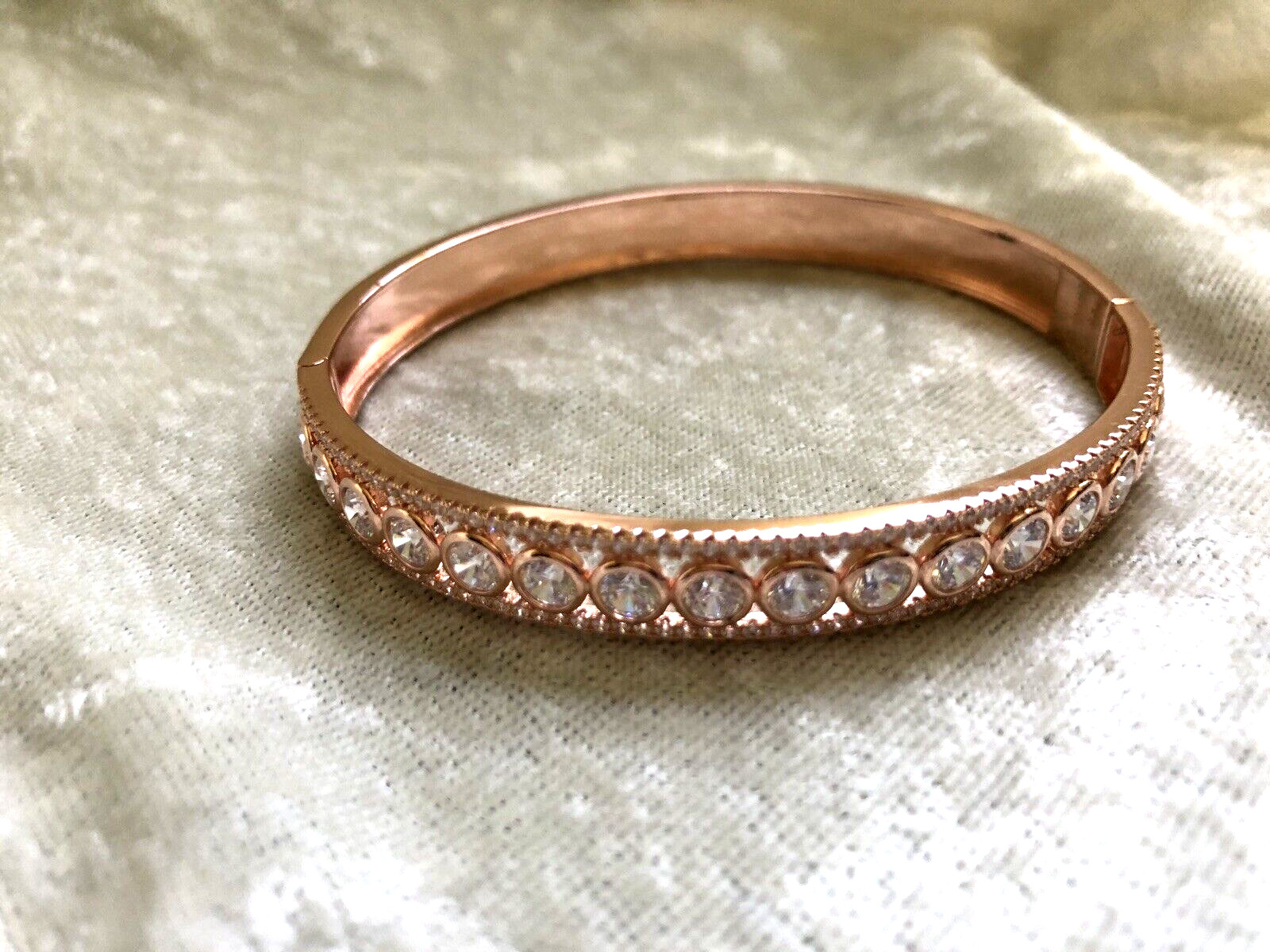 DIAMONIQUE CZ x JENNIFER MILLER HINGED BANGLE 14K GOLD PLATED SS, AVG (M4417-24)