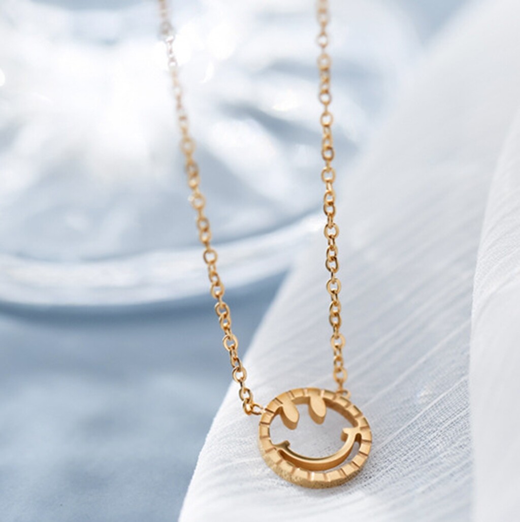 Fashion Women Gold Plated Titanium Stainless Steel Happy Face Necklace 16-18″