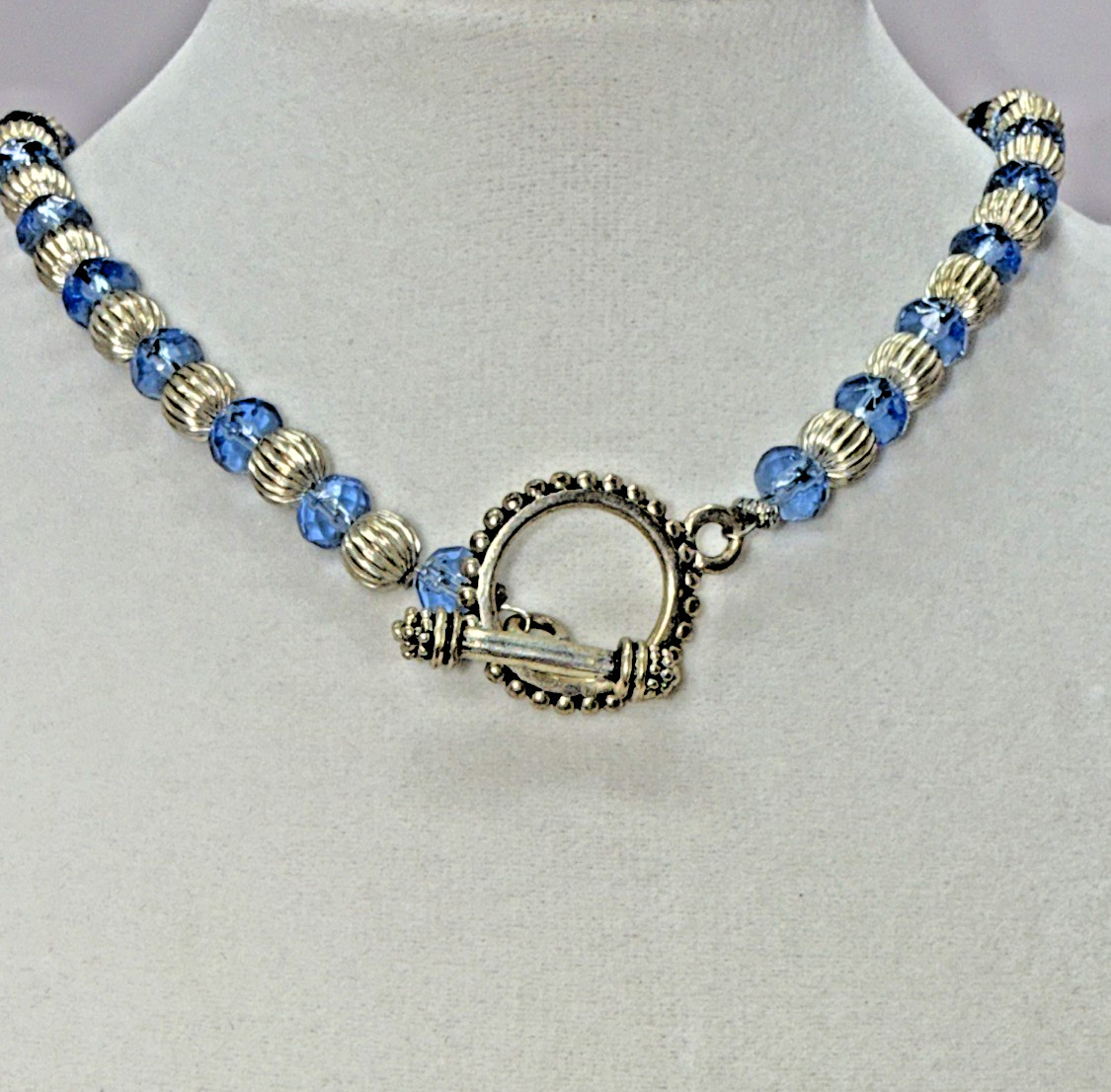 Vintage Silver Tone Blue Crystal Fluted Bead Wire Wrapped Wheel Pendant Necklace