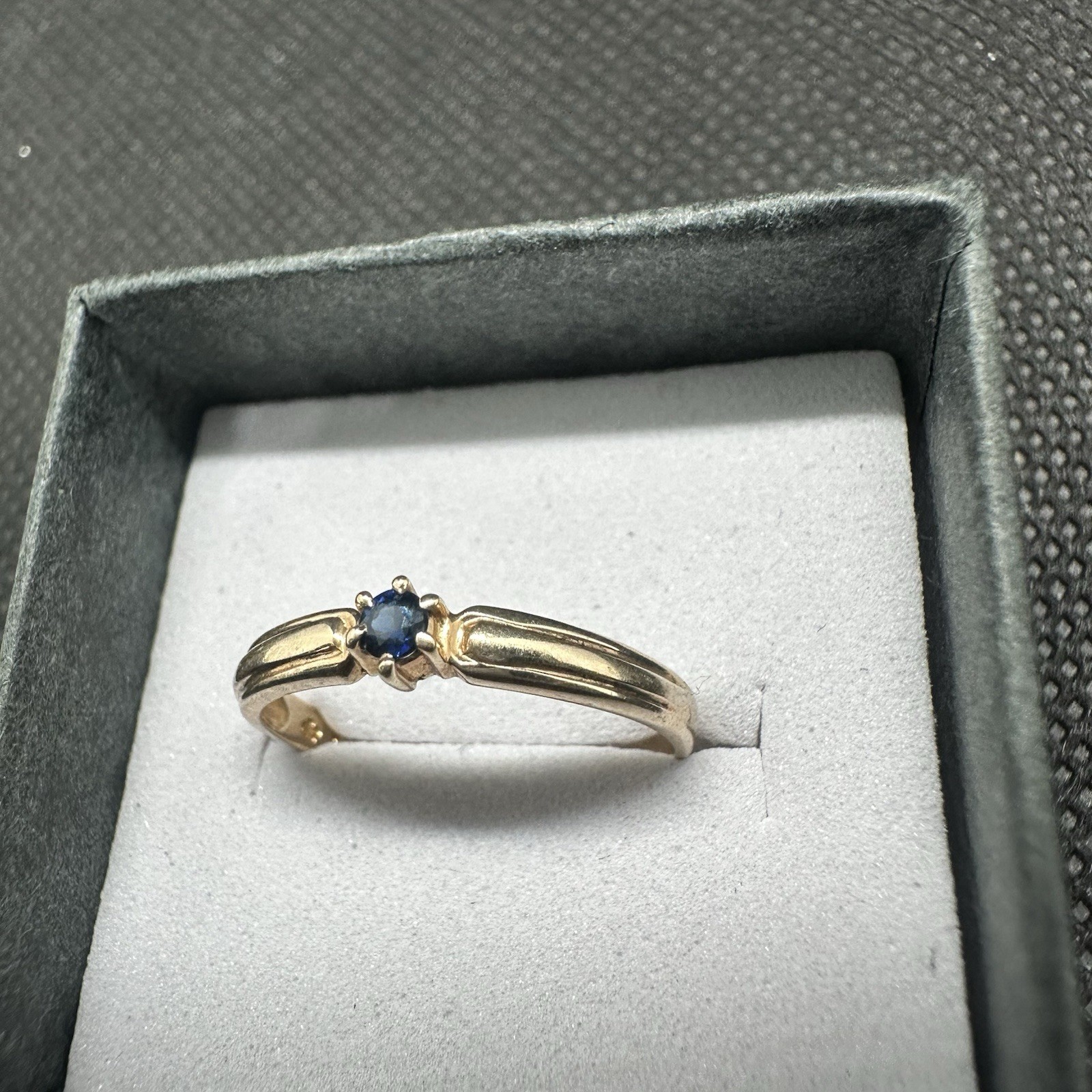 Vintage Solid 9ct 9K Carat Yellow Gold 375 Dainty Blue Sapphire Ring, size 5.75