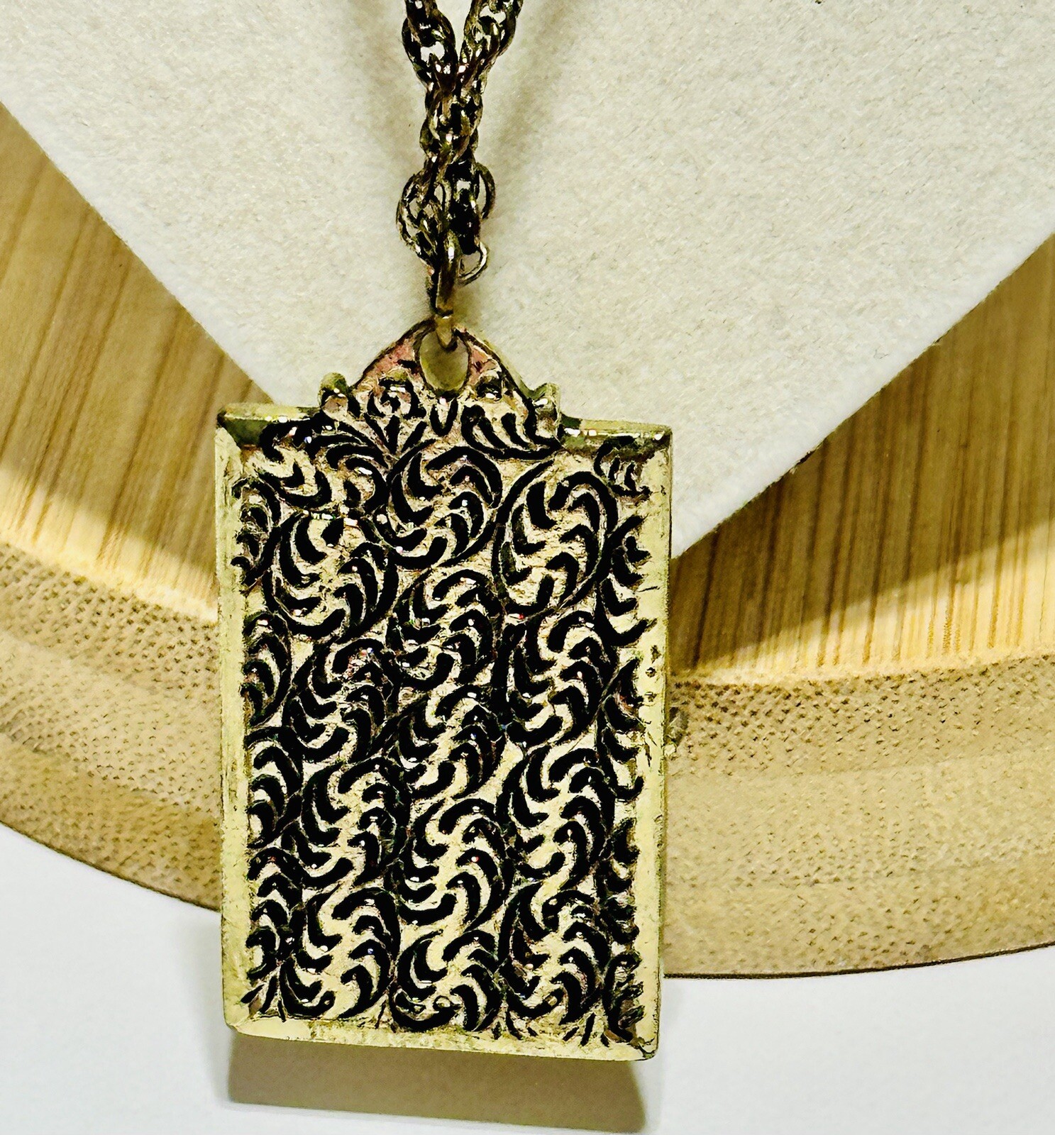 1928 Mother Of Pearl Iridescent Pendant Antique Gold Tone Necklace 17in