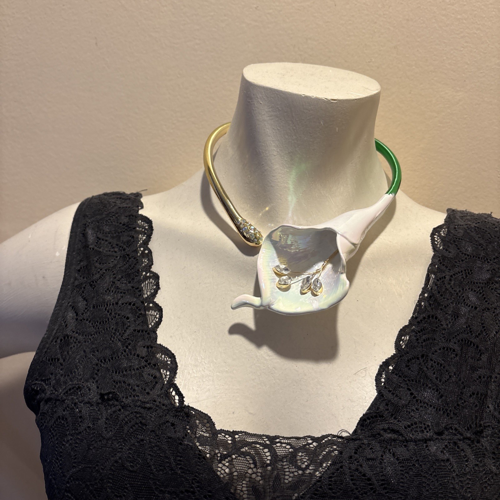 NWT BETSEY JOHNSON Calla Lily Collar Necklace Floral Design Crystals MSRP $128