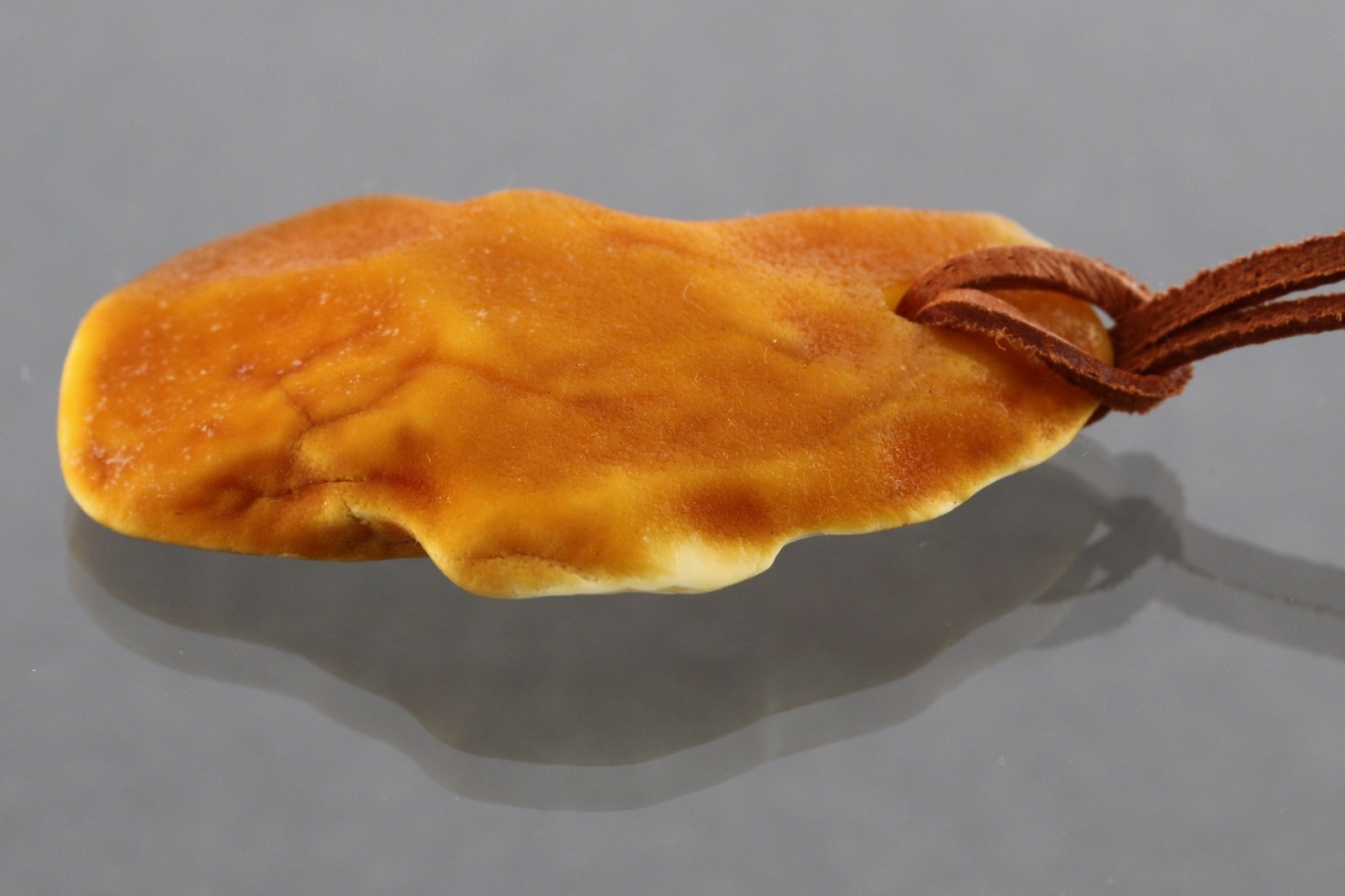 Natural BUTTERSCOTCH Egg Yolk BALTIC AMBER Suede Leather Pendant 9.1g 260429-1
