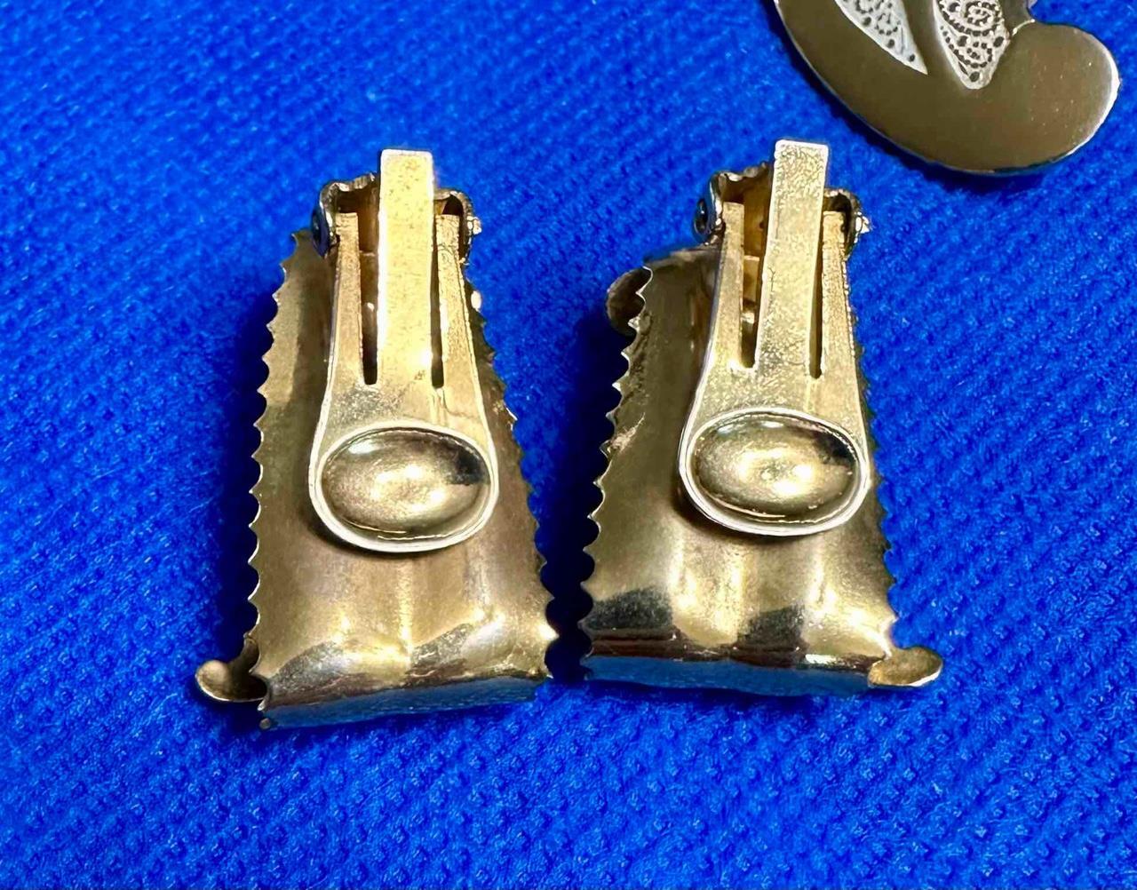 Vntg 3 Piece Gold Tone & Enamel Hinged Bracelet, Brooch & Clip On Earrings Set