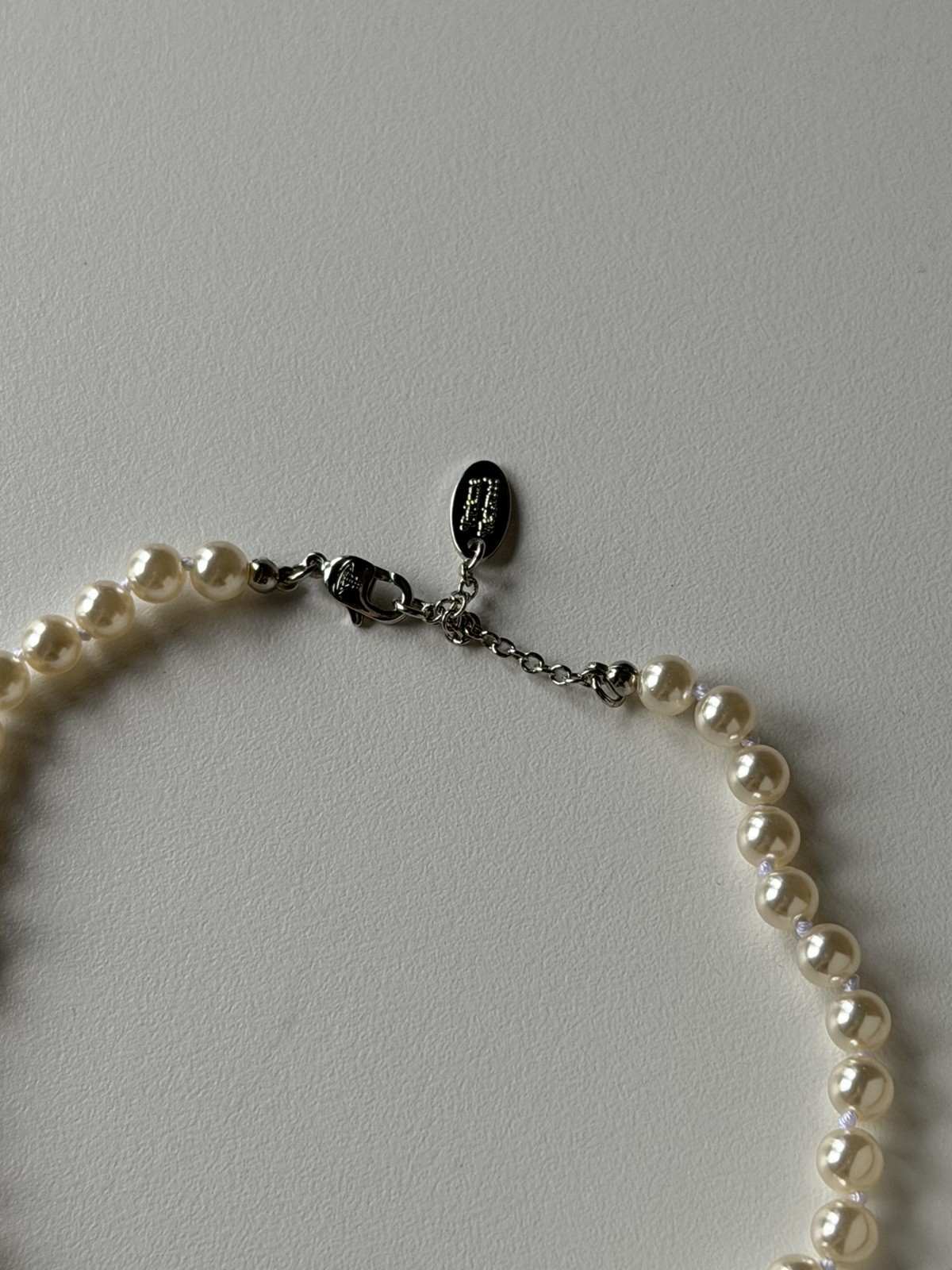 VW Mini Bas Relief Pearl Choker – Silver