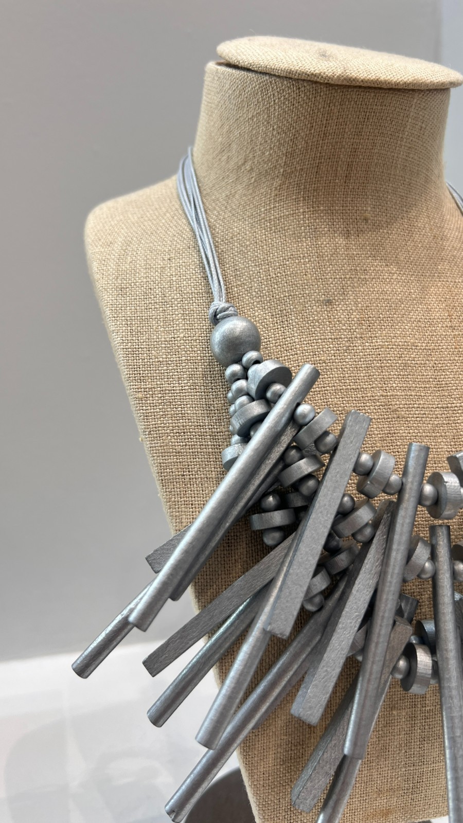 Le streghe statment wood geometric necklace for women in silver/gray ,