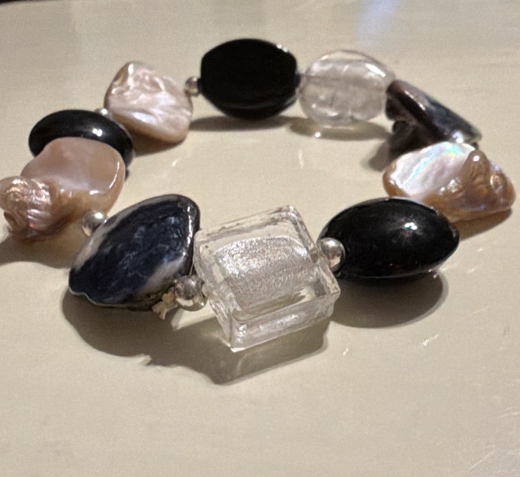 Baroque Pearl Beaded Stretch Bracelet White Pearl-Look Black Beads Clear Glass