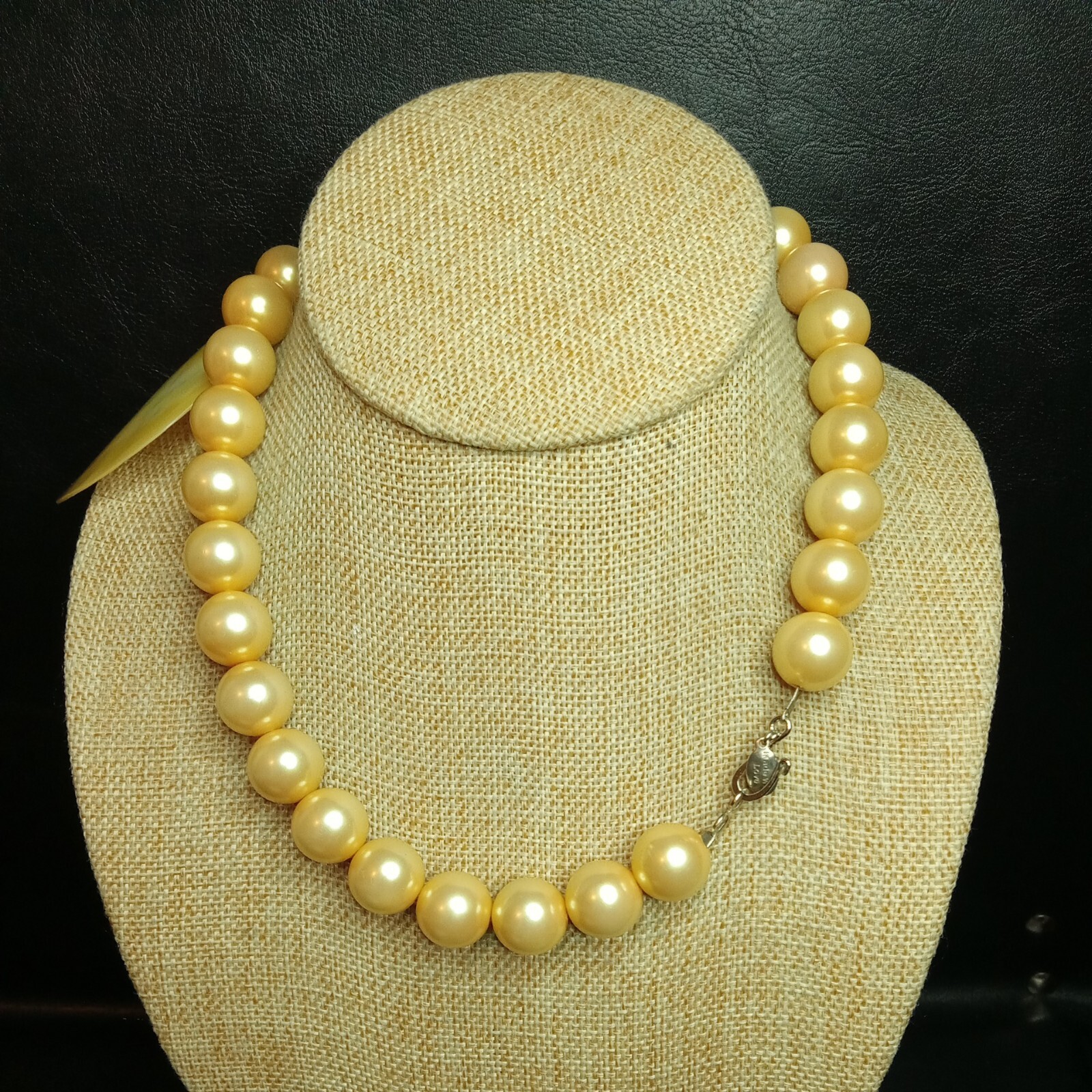 MADE WHIT LOVE Faux Pearls Necklace Mother Of Pearl Shell Pendent. 7844