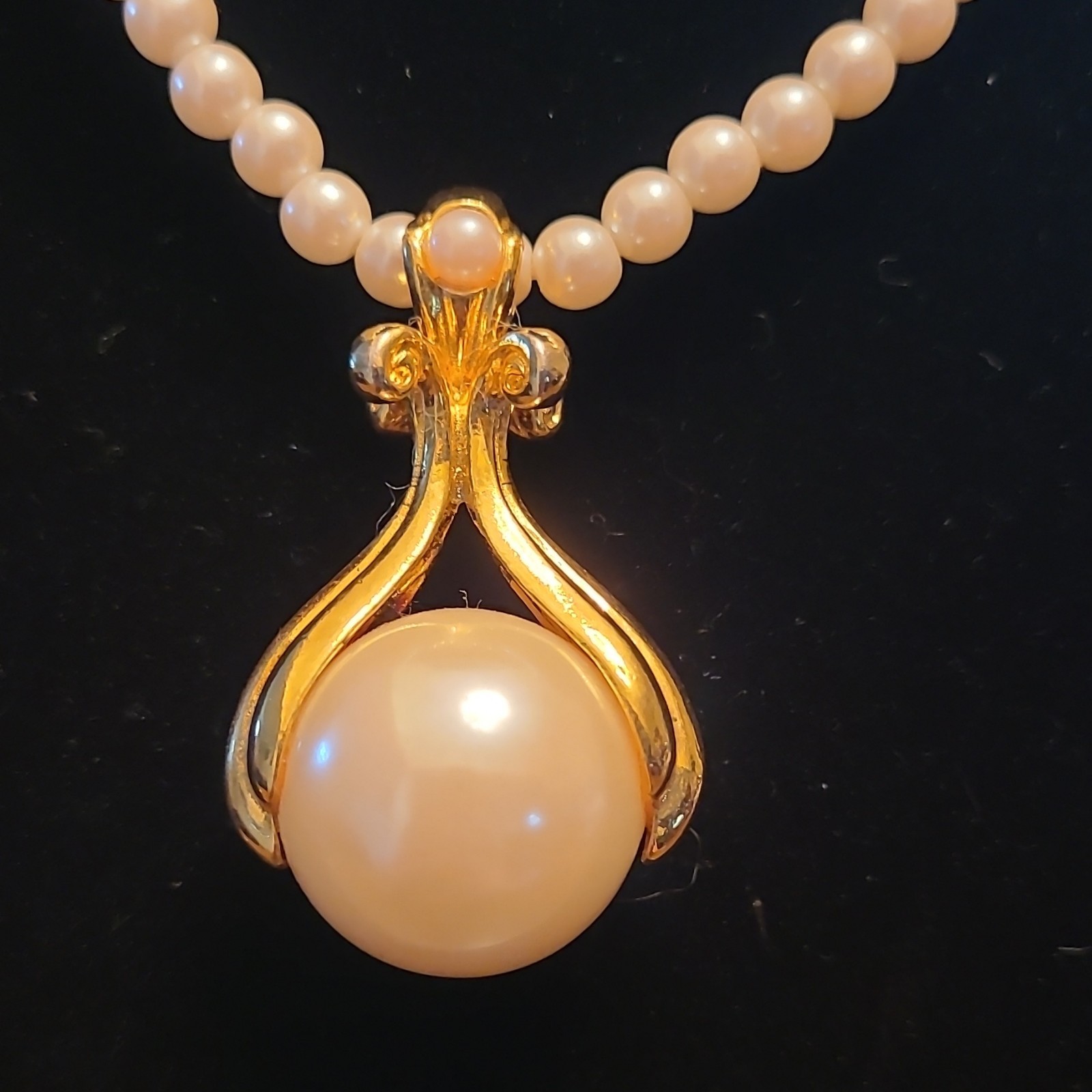 Vintage NR Avon Gold Tone Faux Pearl Necklace Round Charm Pearl Pendant Signed